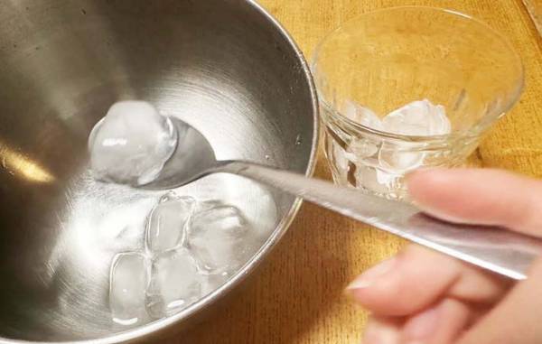 コーラをコップで飲む時の裏ワザ　氷にひと手間加えるだけ！