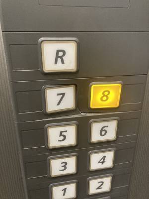 「７階にヤバい奴がいる」　エレベーターのボタンに「逃げてー！」「発想に爆笑」