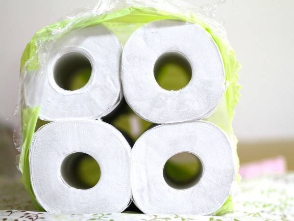 トイレットペーパー袋はこう開けると…　メリットに「次からコレ」「もう戻れない」