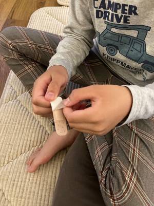 絆創膏の代わりにコレ！　子供達にウケた物に「全親が救われそう」「需要ありすぎる」