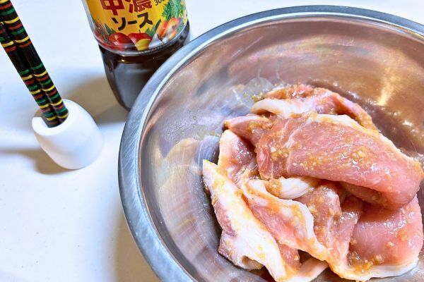 調味料を豚肉になじませている様子