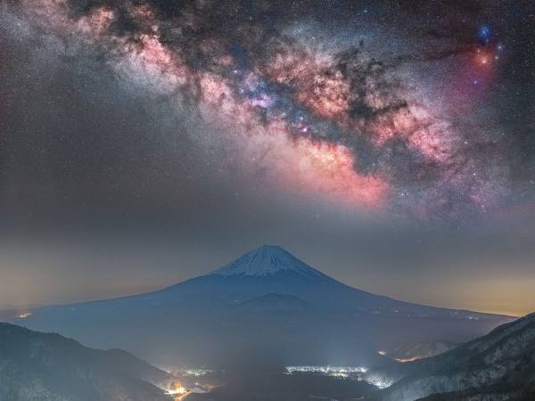 天の川がうつる絶景に『１６万いいね』　「美しすぎて、涙が出てきた」