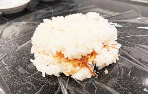 おにぎりの具、どう入れてる？　食べやすくなるコツに「早く知りたかった」