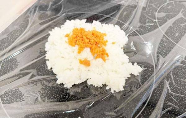 おにぎりの具、どう入れてる？　食べやすくなるコツに「早く知りたかった」