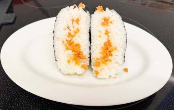 おにぎりの具、どう入れてる？　食べやすくなるコツに「早く知りたかった」