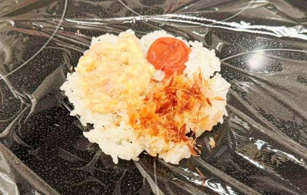 おにぎりの具、どう入れてる？　食べやすくなるコツに「早く知りたかった」