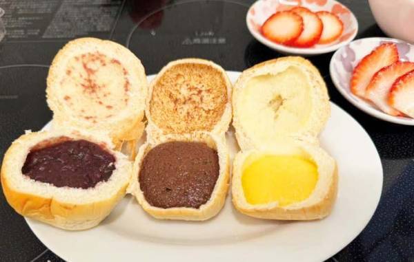 『薄皮パン』をカットして…　話題の食べ方に「ぎっしり」「最高の断面」