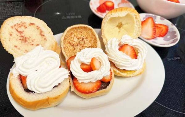 『薄皮パン』をカットして…　話題の食べ方に「ぎっしり」「最高の断面」