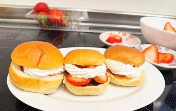 『薄皮パン』をカットして…　話題の食べ方に「ぎっしり」「最高の断面」