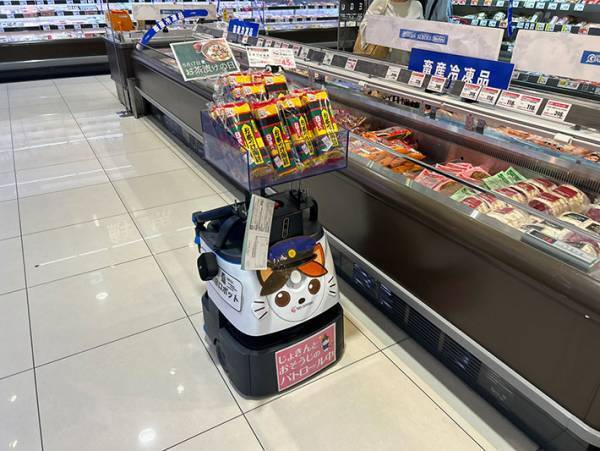 店内の清掃にはげむ猫？　働きぶりに「敗北した」「人間には無理」