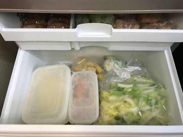 冷凍庫の食材は立てて保存　メリットに「びっくりした」「ほんとだ」
