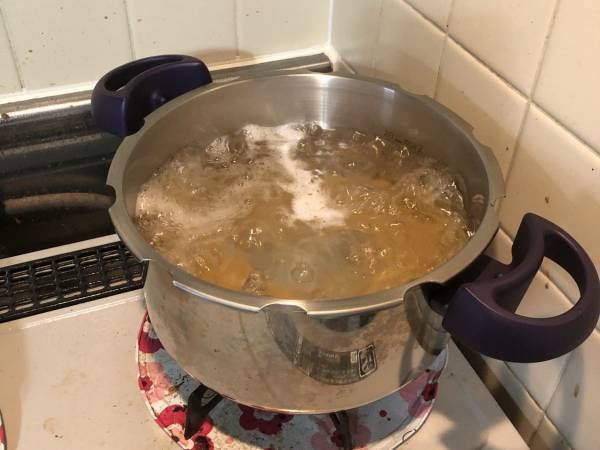 意外なアレを入れるだけ！　パスタの吹きこぼれを防止する方法に拍手喝采