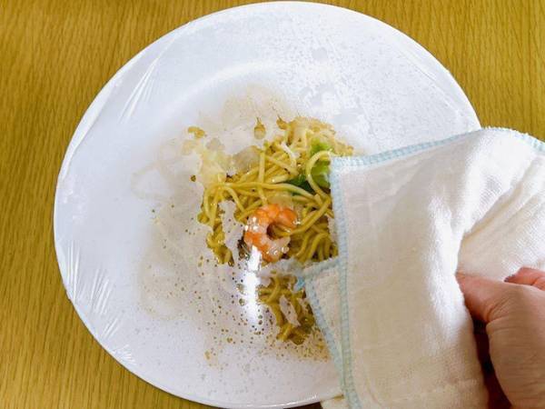 レンチンしたら「皿が熱いっ！」　ラップをこうすると…「ずっとやる」