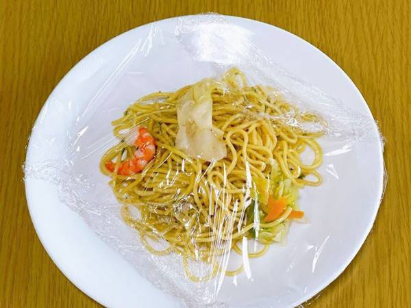 レンチンしたら「皿が熱いっ！」　ラップをこうすると…「ずっとやる」