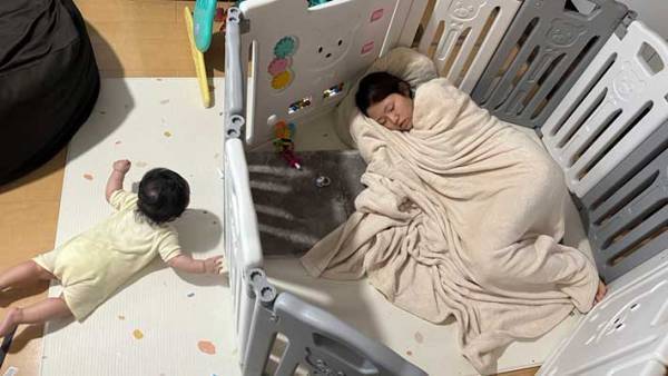 ベビーサークルで寝ていたのは…　写真に「逆、逆ー！」「お疲れ様です…」