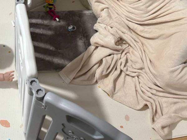 ベビーサークルで寝ていたのは…　写真に「逆、逆ー！」「お疲れ様です…」