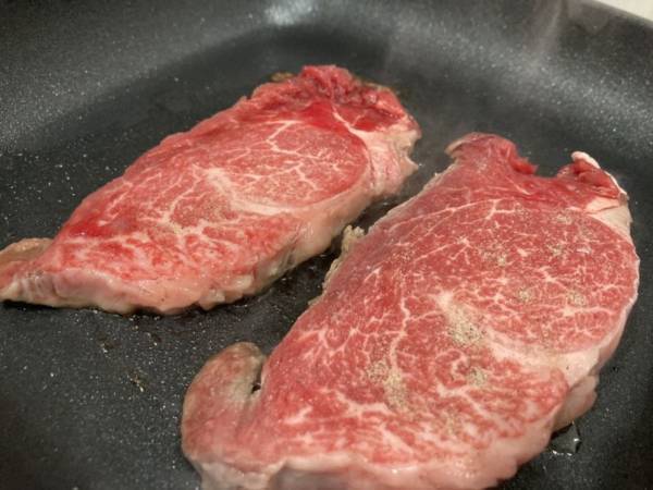 市販のステーキで試してみて！　やわらかく焼き上げるコツに「これならできそう」