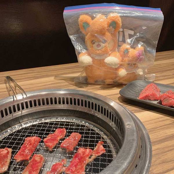 ぬいぐるみを焼き肉に持ってくと？　テーブルに「笑った」「シュールすぎ」
