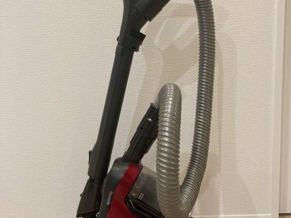 掃除機からイヤな臭う原因は？　メーカーの説明に「すぐに確認します」