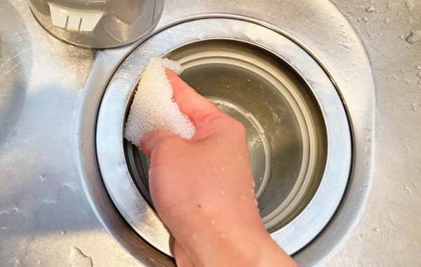 食器のついでにシンクも！　スリコの薄手スポンジの使い勝手が「よすぎた」