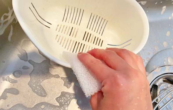 食器のついでにシンクも！　スリコの薄手スポンジの使い勝手が「よすぎた」