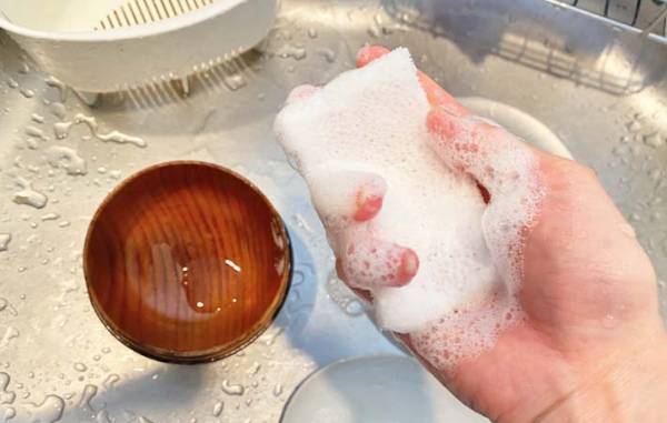 食器のついでにシンクも！　スリコの薄手スポンジの使い勝手が「よすぎた」