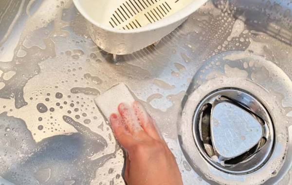 食器のついでにシンクも！　スリコの薄手スポンジの使い勝手が「よすぎた」