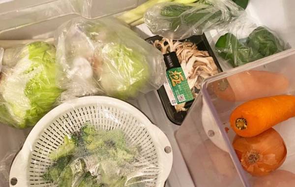 スリコで買った『ケース』　使い方に「立つとは！」「アイスもいける」