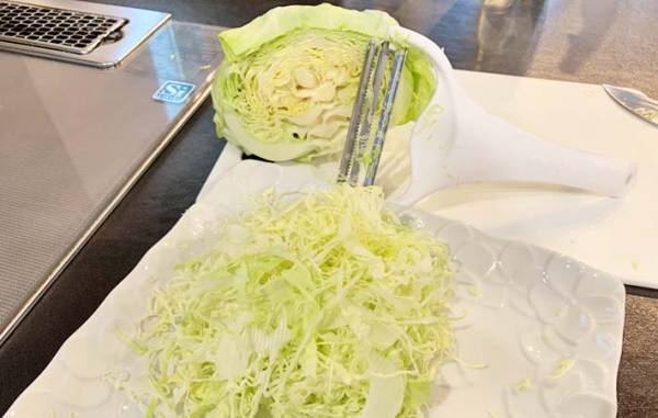 面倒なキャベツの千切り　ニトリのグッズで「包丁いらず」「毎日食べたくなる」