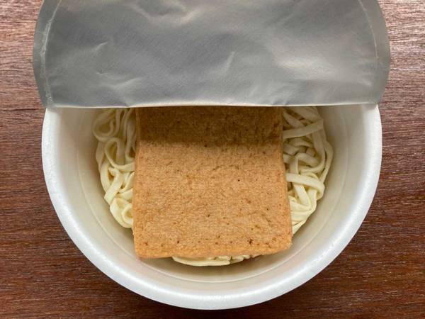 「マジか」「エイプリルフールじゃないよね？」　どん兵衛のアレが巨大クッションに…