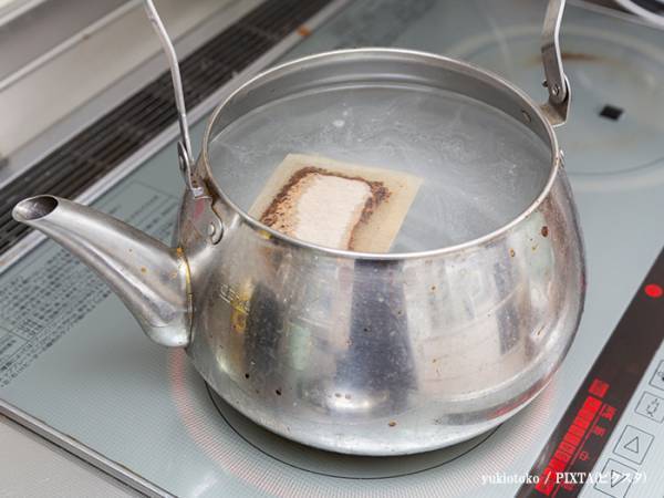 「水筒にお茶を入れたら変色した…」　企業の回答に「そうだったのか！」