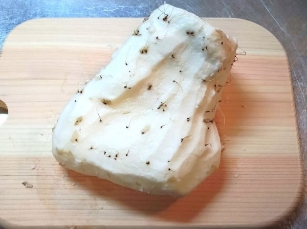 大和芋はスプーンでこすって！　皮剥きテクに「めっちゃ爽快」「ヌメヌメしない」