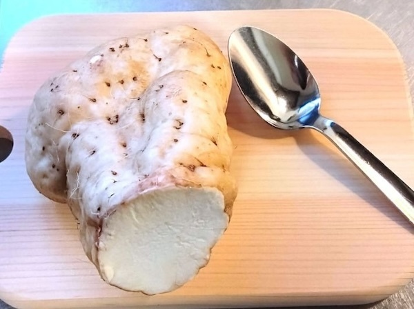 大和芋はスプーンでこすって！　皮剥きテクに「めっちゃ爽快」「ヌメヌメしない」