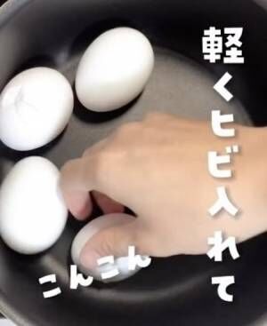 ゆで卵にヒビを入れている様子