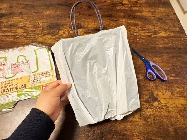 ポリ袋に穴をあけて…　試した結果に「梅雨にいい！」「感激」