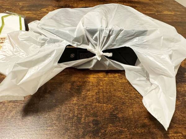 ポリ袋に穴をあけて…　試した結果に「梅雨にいい！」「感激」