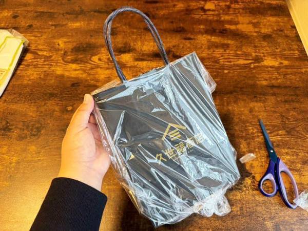 ポリ袋に穴をあけて…　試した結果に「梅雨にいい！」「感激」