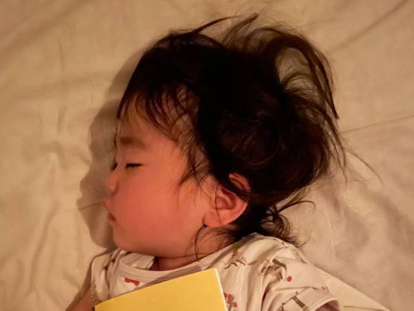 『ある物』を抱く２歳児　写真に「納得」「なんて尊いのか」