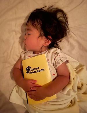 『ある物』を抱く２歳児　写真に「納得」「なんて尊いのか」