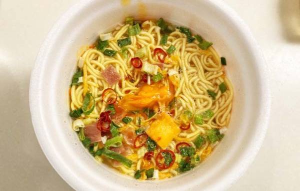 食べる前にコレ入れて！　エースコックのちょい足しが「合う！」