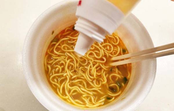 食べる前にコレ入れて！　エースコックのちょい足しが「合う！」