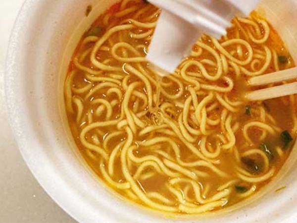 食べる前にコレ入れて！　エースコックのちょい足しが「合う！」