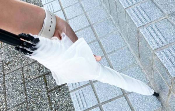 「なんで思いつかなかったんだ」　手を濡らさずに一瞬で傘を畳む裏ワザ