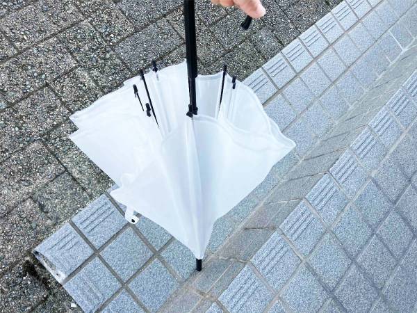 「なんで思いつかなかったんだ」　手を濡らさずに一瞬で傘を畳む裏ワザ