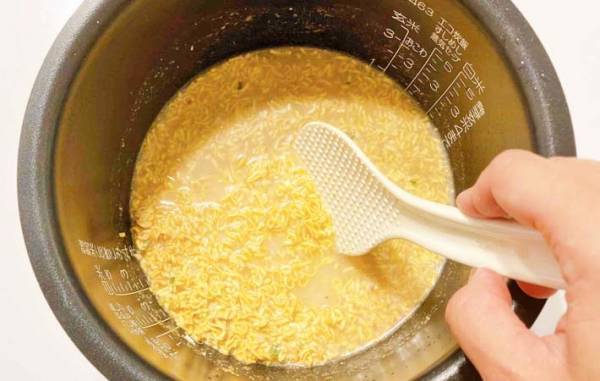 日清公式！　旨みたっぷりピラフをシーフードヌードルで！