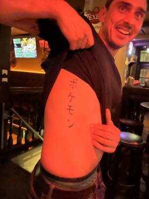 同僚のタトゥーに「なぜ」　シュールすぎるチョイスにじわる