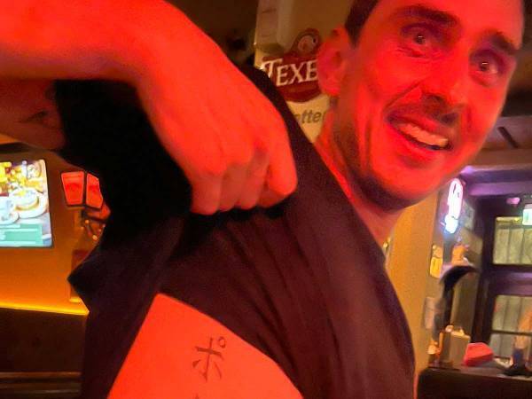 同僚のタトゥーに「なぜ」　シュールすぎるチョイスにじわる