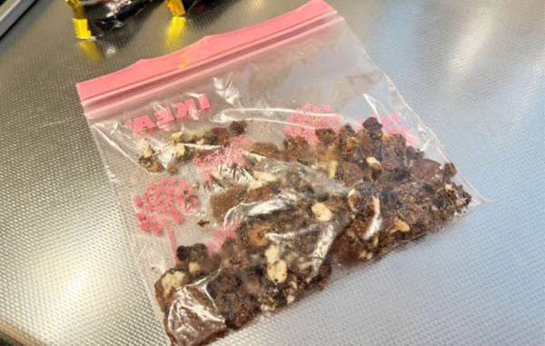 砕いた『ブラックサンダー』をアレにかけると？　「罪深い」「やみつきになる」