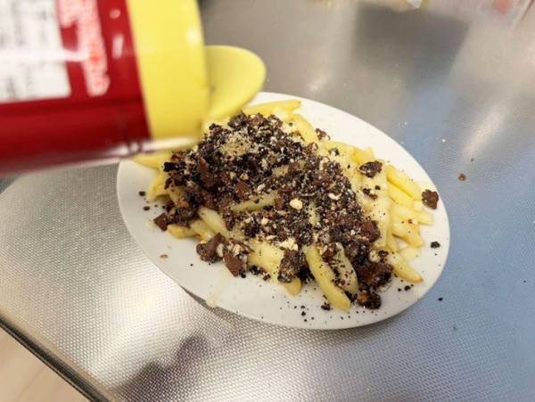 砕いた『ブラックサンダー』をアレにかけると？　「罪深い」「やみつきになる」