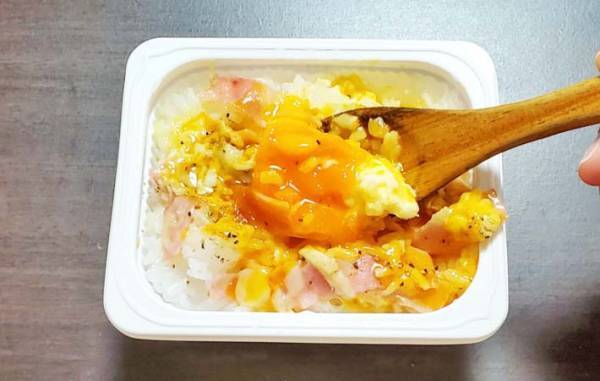 便利なパックご飯、卵をのせて…　「ほんとに３分？」「片付けもラク」